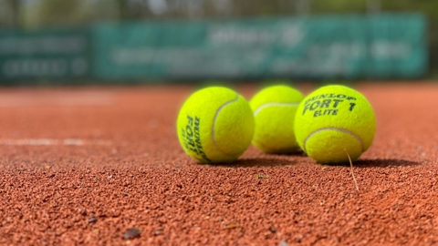 Tennisbal Brique 02 W Unsplash